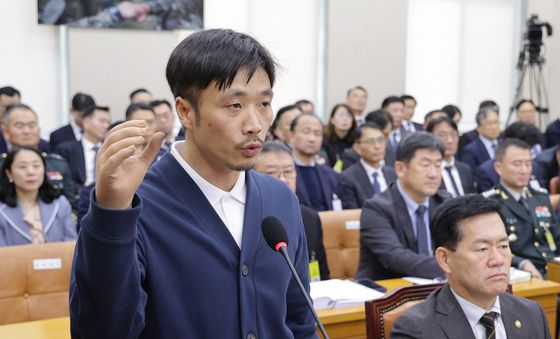 [국감]나형윤 예비역 중사의 의수 선서