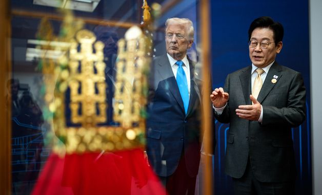 [포토]이재명 대통령, 트럼프 美대통령에게 신라 금관 소개