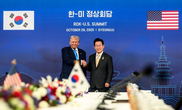 [포토]악수하는 이재명 대통령과 트럼프 미국 대통령