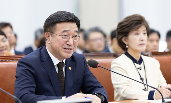 [국감] 답변하는 윤호중 장관
