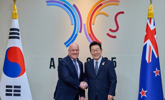 이재명 대통령, 럭슨 뉴질랜드 총리와 악수