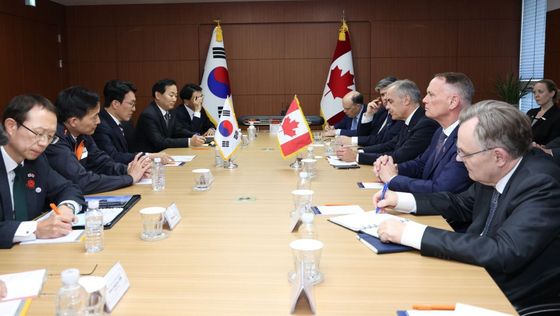 회담하는 캐나다 총리와 김민석 총리