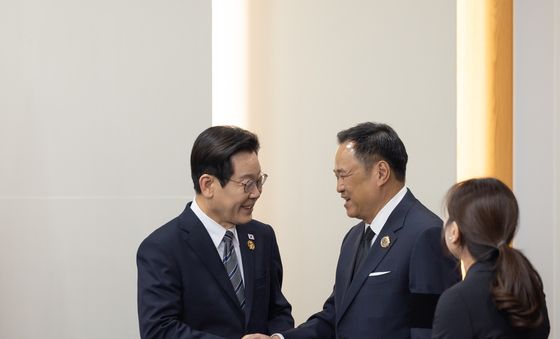 아누틴 찬위라꾼 태국 총리와 인사하는 이재명 대통령