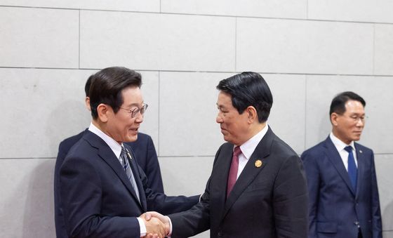 베트남 국가주석과 악수하는 이재명 대통령