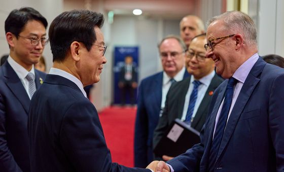 호주 총리와 악수하는 이재명 대통령