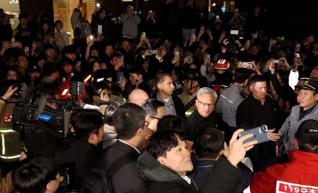 구름 인파 속 이동하는 젠슨 황