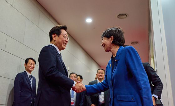 다카이치 일본 총리와 악수하는 이재명 대통령