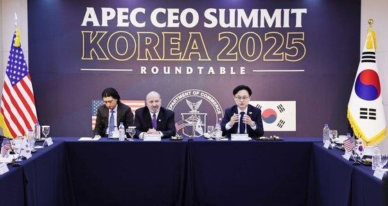 서밋 비즈니스 라운드테이블서 발언하는 김정관 장관