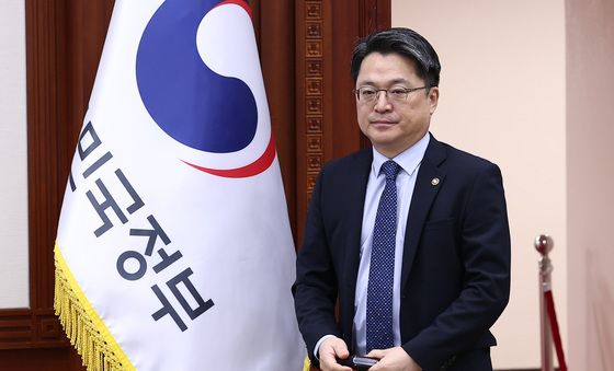 제6차 공급망안전화위원회 참석하는 문신학 산업통상부 1차관