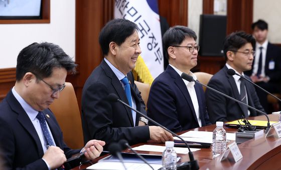 미소 짓는 구윤철 부총리