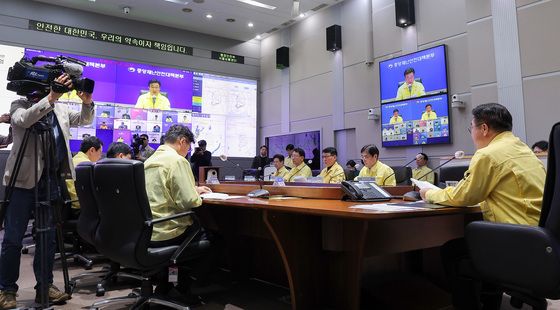 중대본 회의 주재하는 윤호중 장관