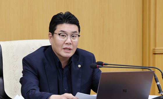인사청문회 주재하는 정명국 위원장