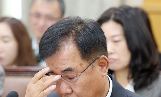 안경 고쳐 쓰는 김용원 후보자