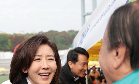 인사 나누는 나경원 의원