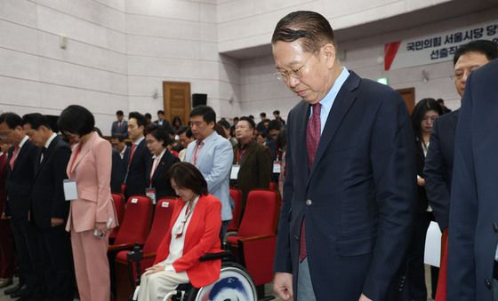 묵념하는 권영세 의원