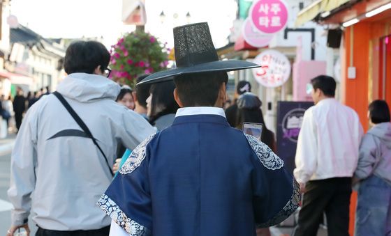 '갓' 쓰고, 한복 입고