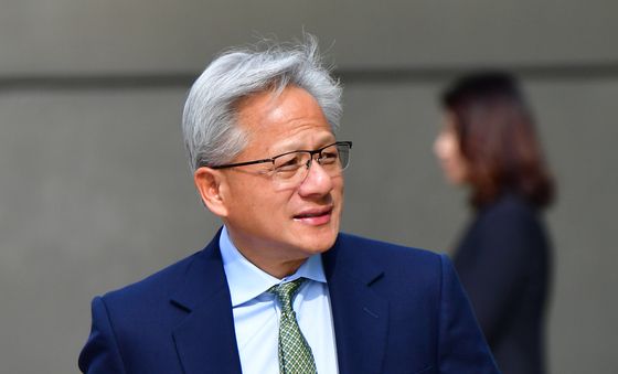 삼성 스마트폰 들고 온 젠슨 황