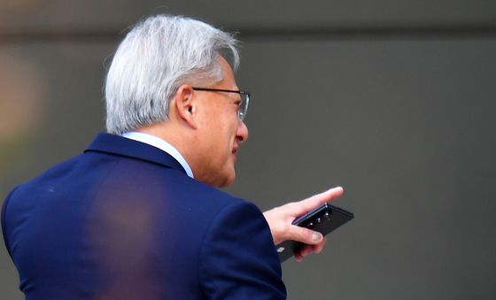 젠슨 황 왼손에는 삼성 스마트폰