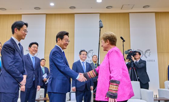 크리스탈리나 게오르기에바 IMF 총재와 악수하는 이재명 대통령