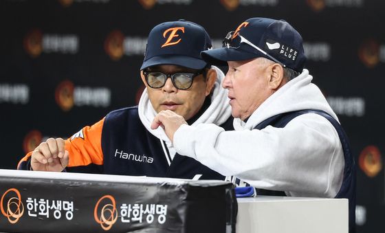 투수코치와 대화 나누는 김경문 감독