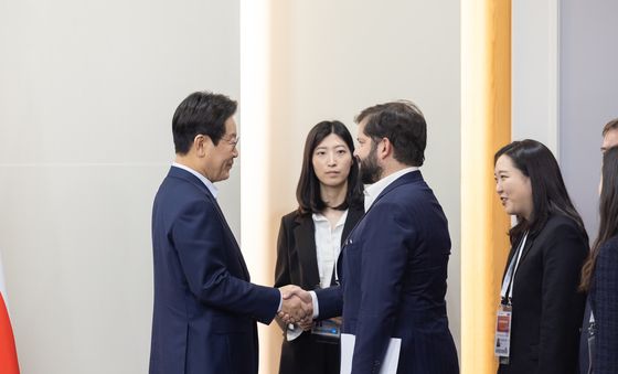 가브리엘 보리치 폰트 칠레 대통령과 악수하는 이재명 대통령