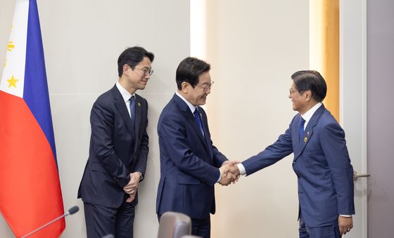 필리핀 대통령과 악수하는 이재명 대통령