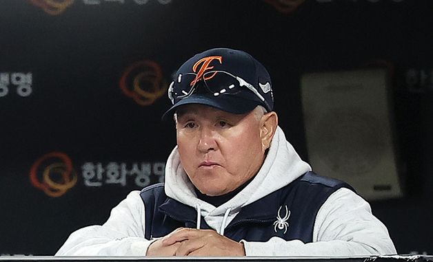 경기 지켜보는 김경문 감독