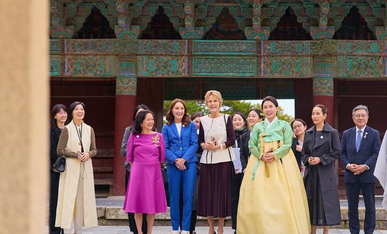 김혜경 여사, APEC 배우자들과 불국사 방문