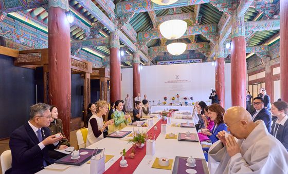 김혜경 여사, APEC 배우자들과 불국사 방문