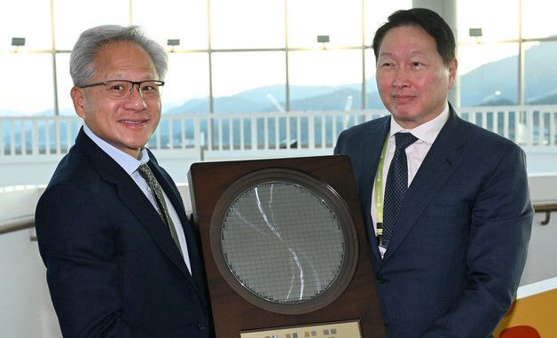 SK하이닉스 반도체 웨이퍼 선물 받는 젠슨 황