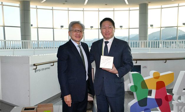 최태원 회장과 기념촬영 하는 젠슨 황