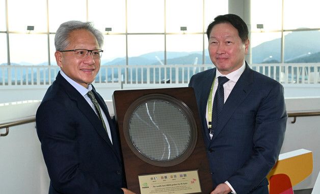 SK 반도체 웨이퍼 선물 받는 젠슨 황