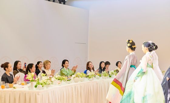 한복패션쇼 관람하는 APEC 영부인들