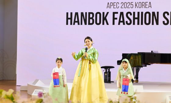 한복의 매력 소개하는 김혜경 여사