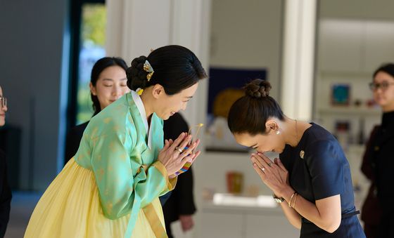 인사하는 김혜경 여사