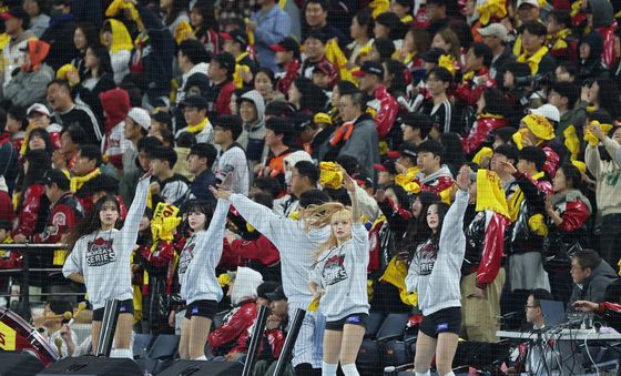 응원하는 LG 치어리더