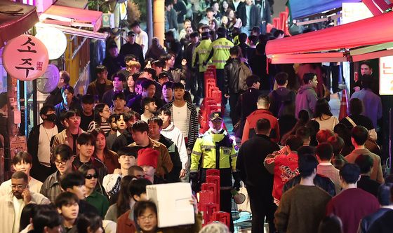 '핼러윈' 시민들의 통행 확보하는 경찰