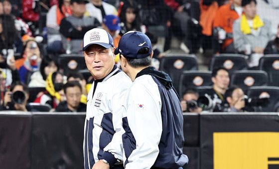 시구 마친 한화 '레전드' 장종훈·정민철