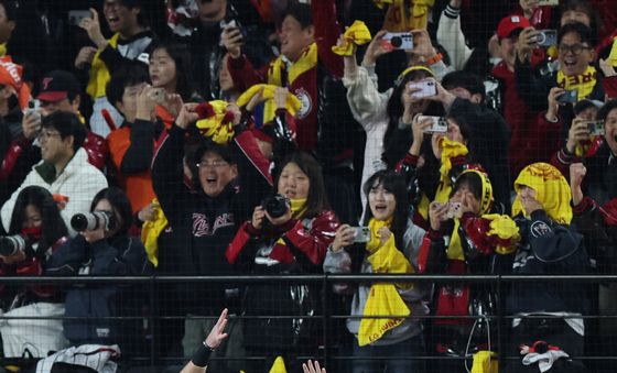 기뻐하는 LG 용병 선수들