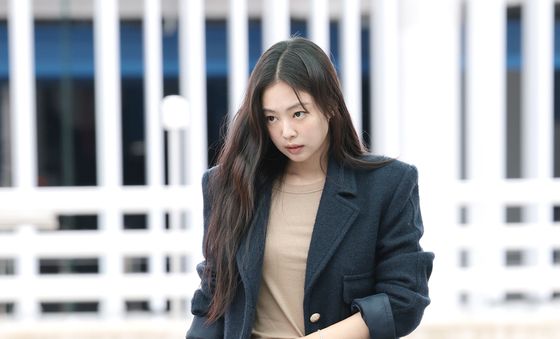 제니, 공항 런웨이