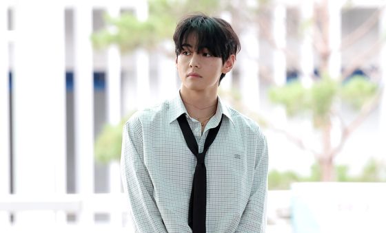 뷔, 역대급 공항 패션…역시 '세젤멋'