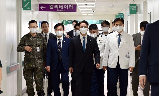 김민석 총리·안규백 장관, 추석 연휴 국군수도병원 위문