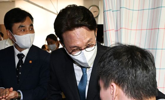 추석 연휴, 입원 장병 위로하는 김민석 총리