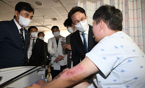 김민석 총리·안규백 장관, 국군수도병원 위문