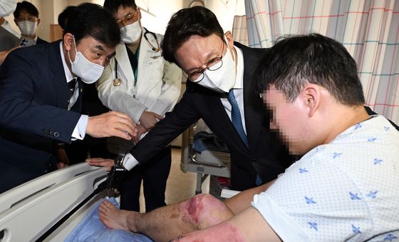 입원 장병 상태 살피는 김민석 총리·안규백 장관