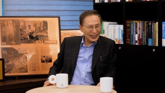 특별대담 나누는 이명박 전 대통령