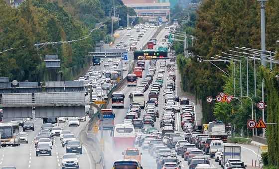 경부고속도로 하행선 '귀성 차량으로 북적'