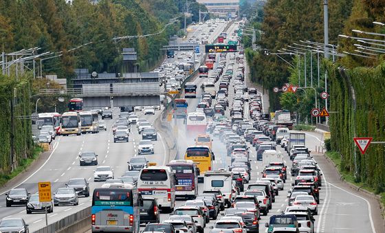 추석 연휴 둘째 날 '귀성 차량으로 북적'