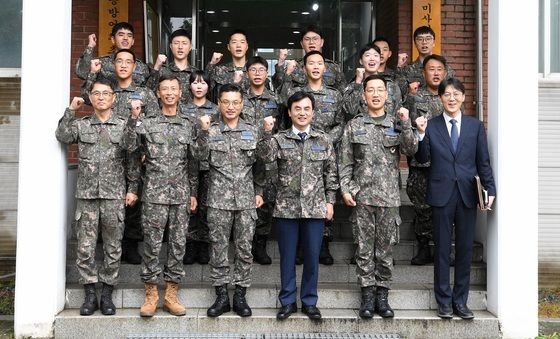 추석 맞아 패트리어트 포대 방문한 안규백 장관