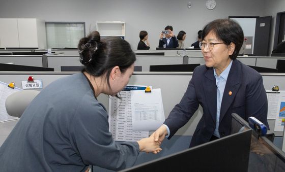 직원 격려하는 정은경 장관